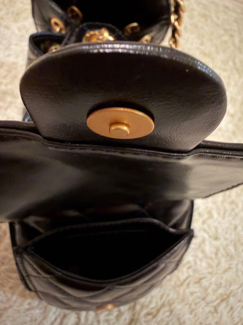 CHANEL キルティング ブラックパテントレザーショルダーバッグ