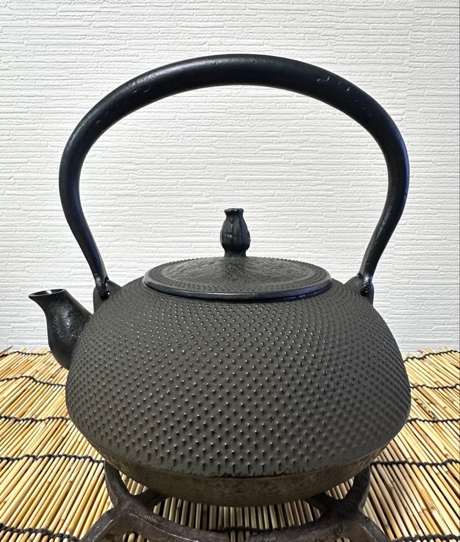 未使用、付属品付 南部盛栄堂販売 南部秀山 佐藤 勝弘作 １５型アラレ 鉄瓶