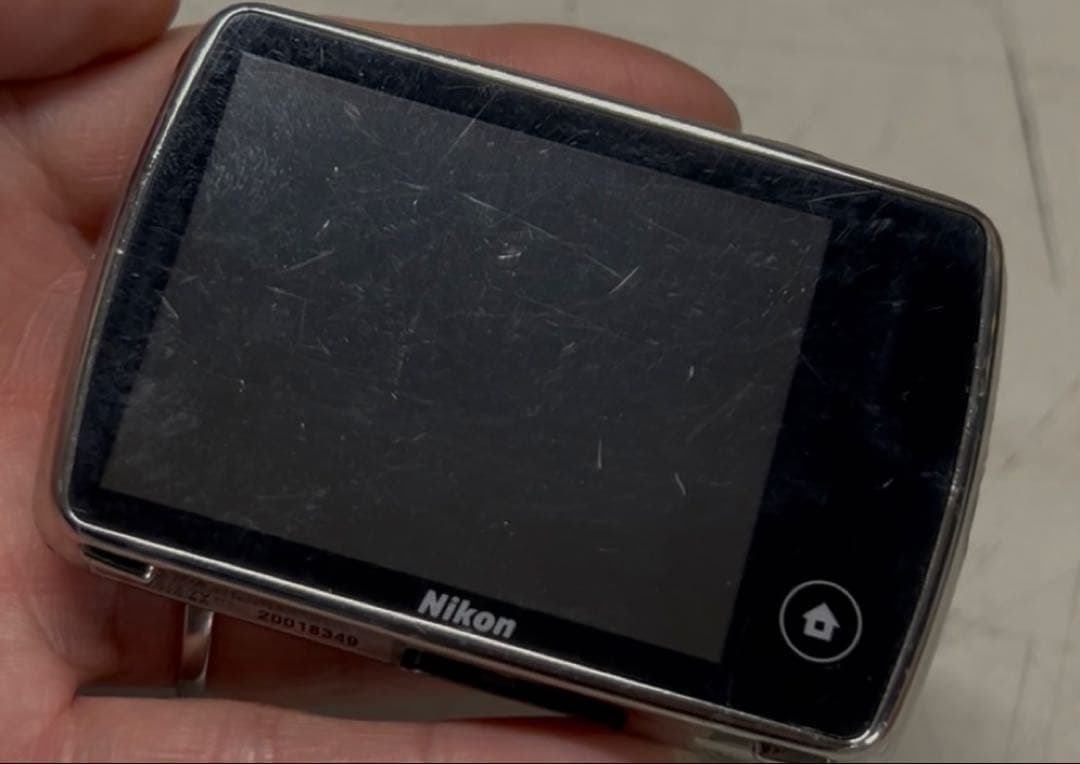 デジタルカメラ　NIKON COOLPIX S01 シルバー　ジャンク品