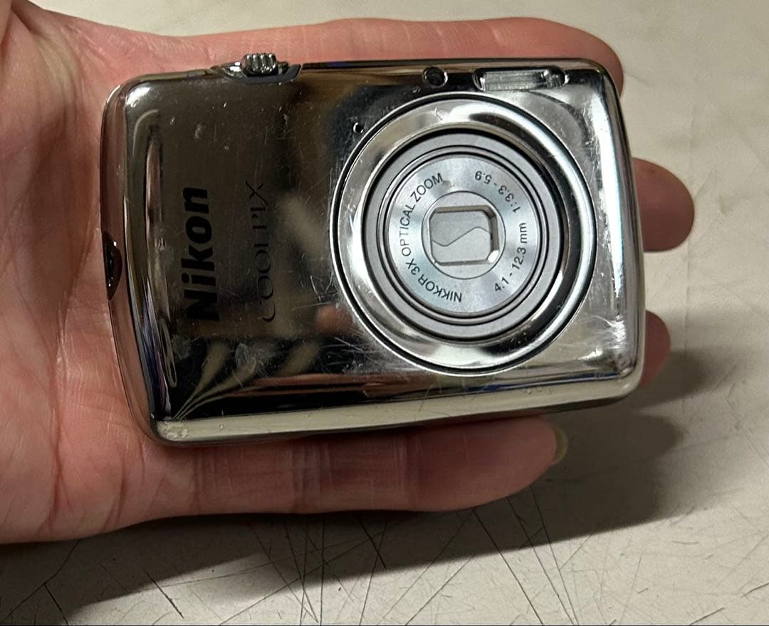 デジタルカメラ　NIKON COOLPIX S01 シルバー　ジャンク品