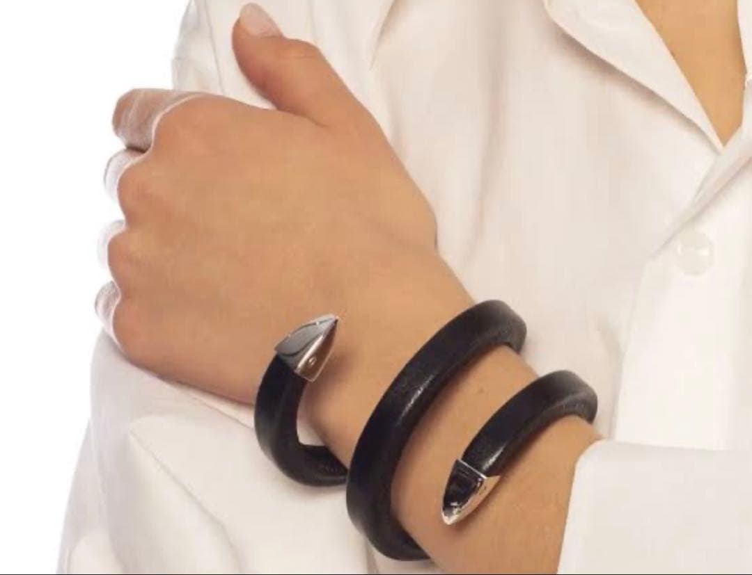 新品Bottega Veneta ブラックレザーバングル