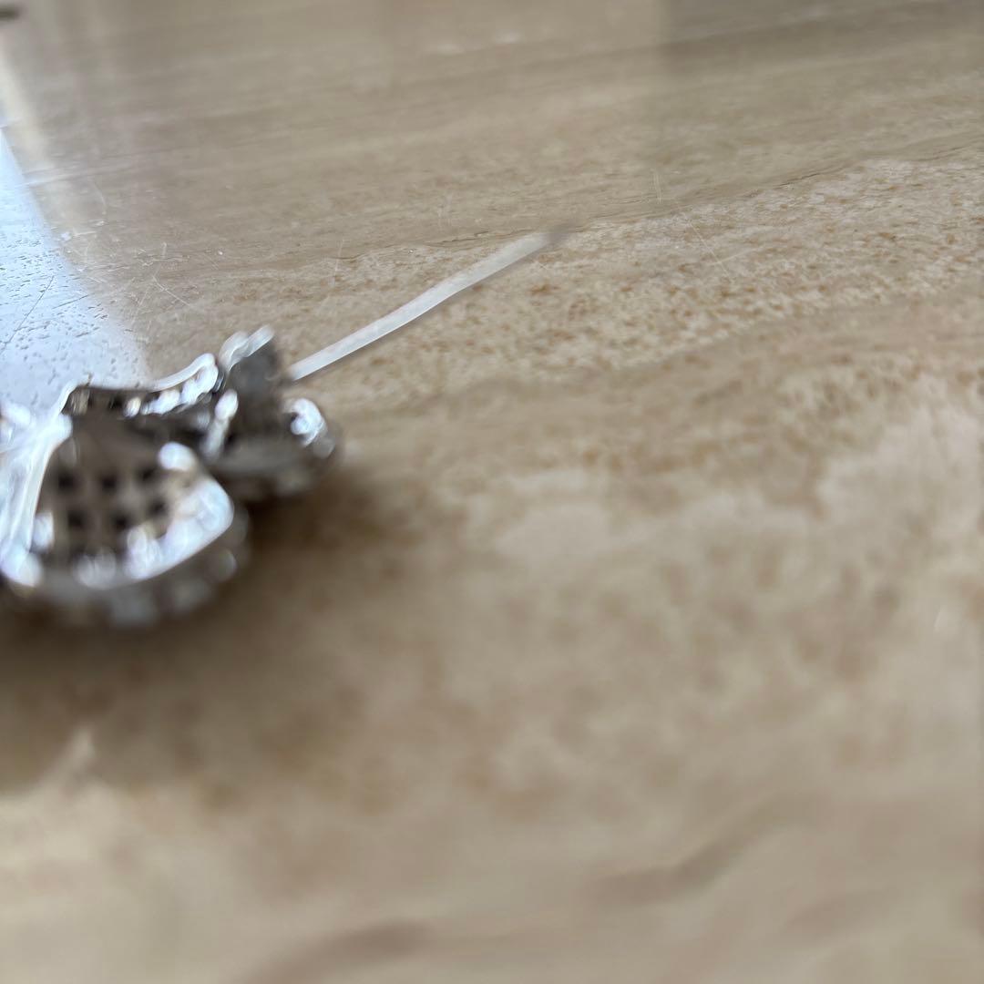 FOXEY 花形ブローチ・クリスタル風装飾