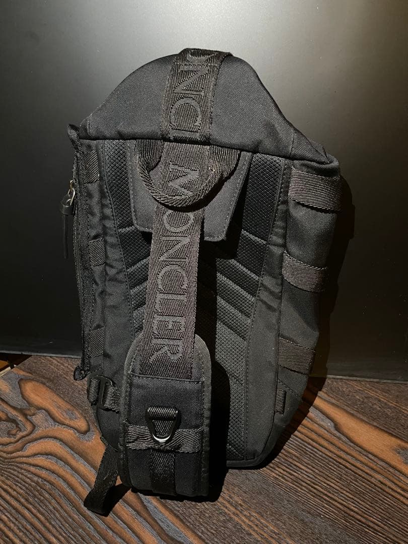 MONCLER ブラック ショルダーバッグ