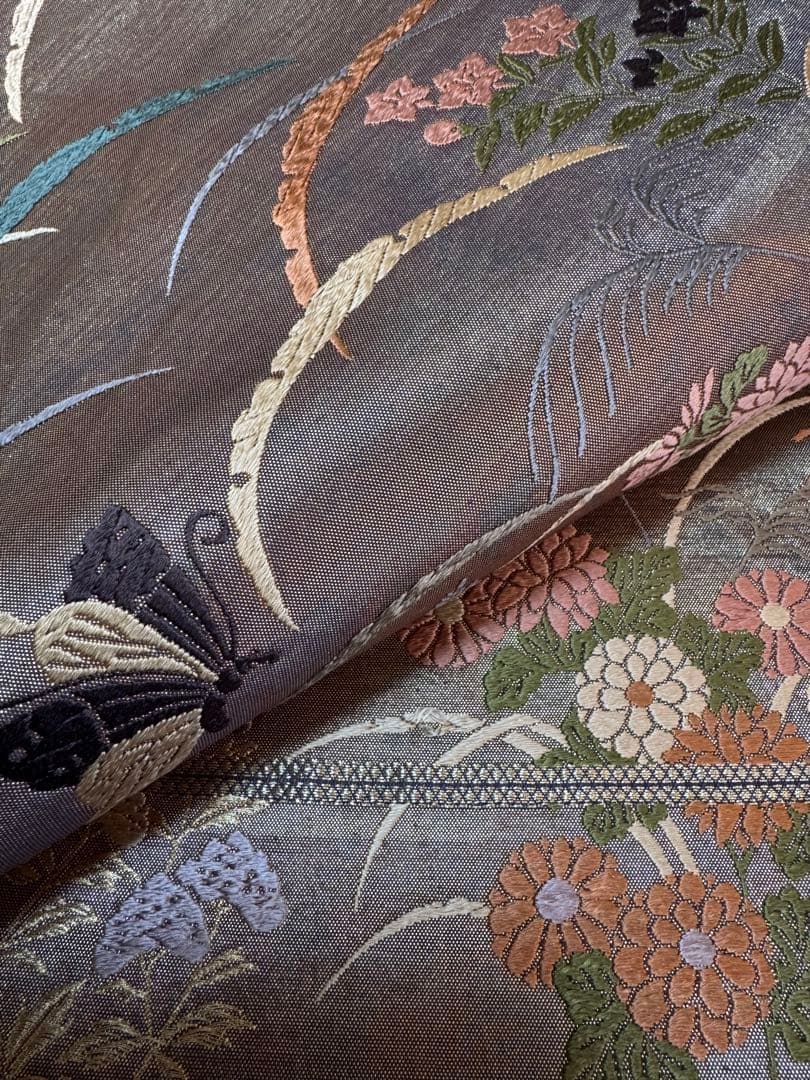 【極美品】西陣老舗機元「加藤善織物」能衣唐織刺繍「泥金箔」露芝模様 蝶々