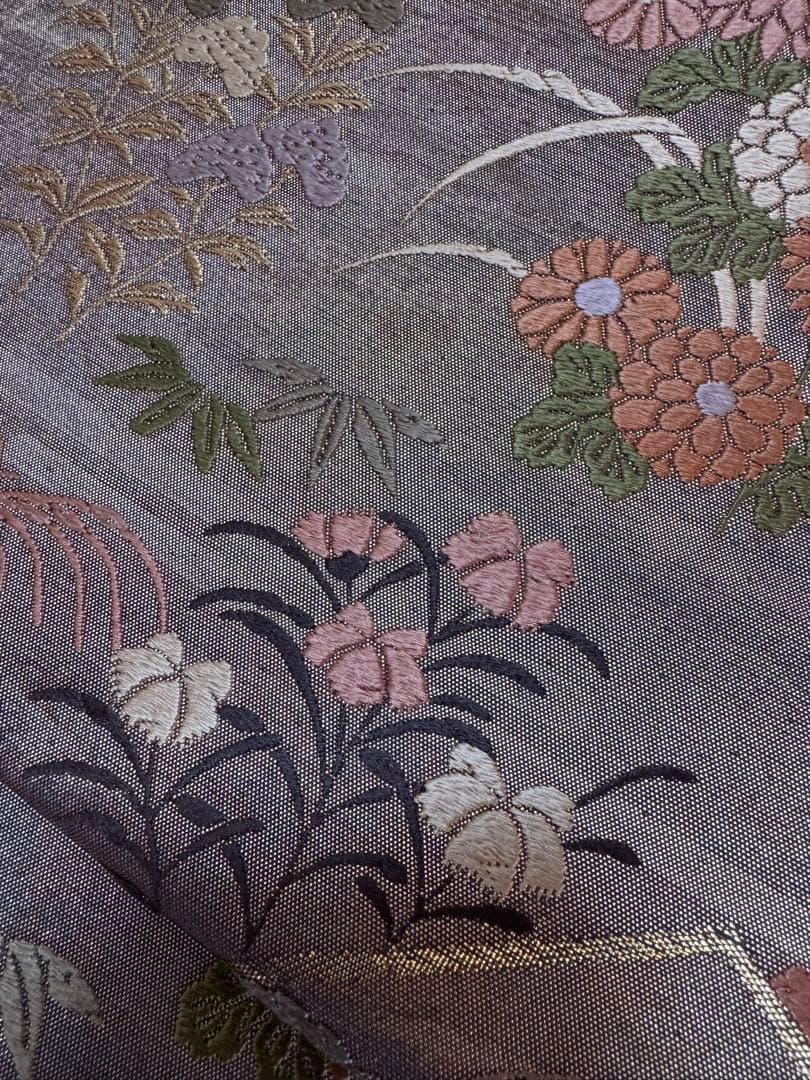 【極美品】西陣老舗機元「加藤善織物」能衣唐織刺繍「泥金箔」露芝模様 蝶々