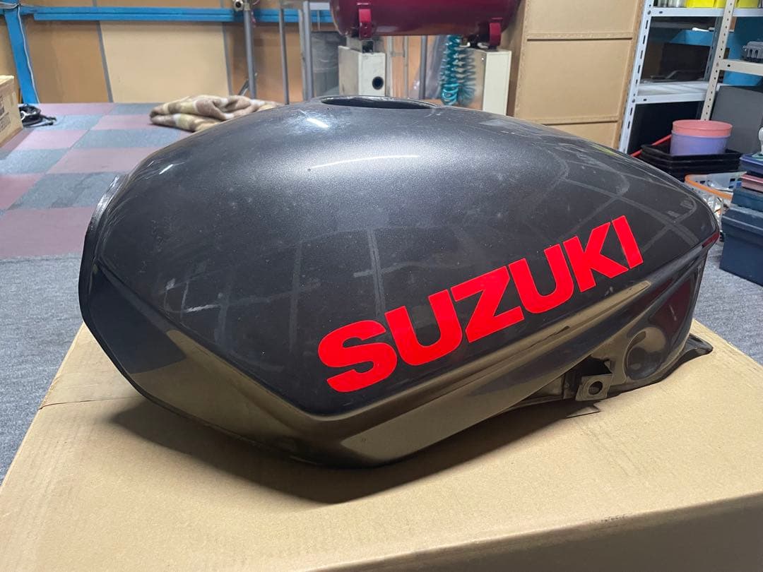 SUZUKI gsx-250 刀　バイクタンク 黒
