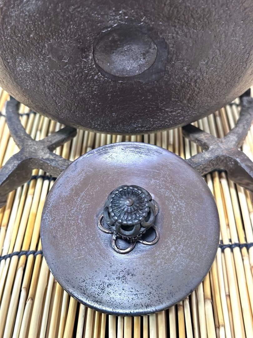未使用、山形水沢 伝統工芸士 菊池 政光作 大アラレ 飾銅蓋 南部鉄瓶　南部鉄器