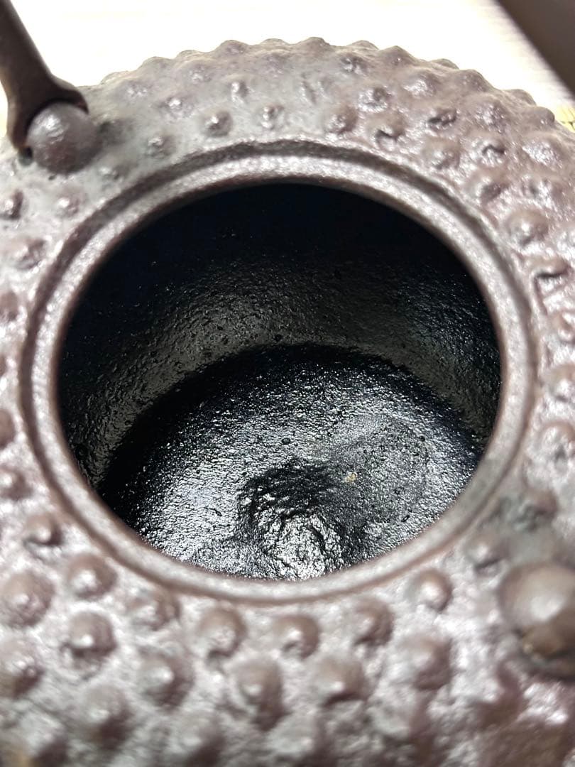 未使用、山形水沢 伝統工芸士 菊池 政光作 大アラレ 飾銅蓋 南部鉄瓶　南部鉄器