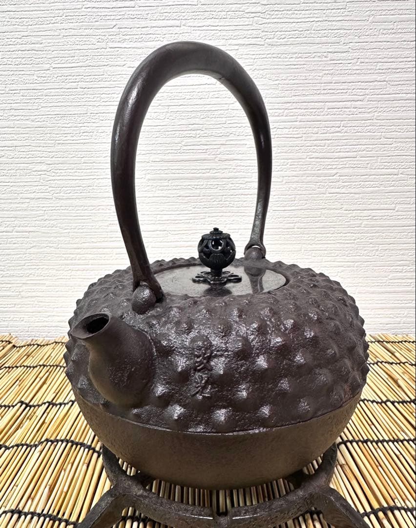 未使用、山形水沢 伝統工芸士 菊池 政光作 大アラレ 飾銅蓋 南部鉄瓶　南部鉄器