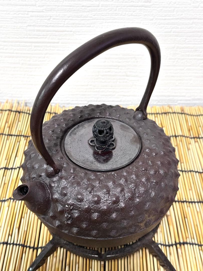 未使用、山形水沢 伝統工芸士 菊池 政光作 大アラレ 飾銅蓋 南部鉄瓶　南部鉄器