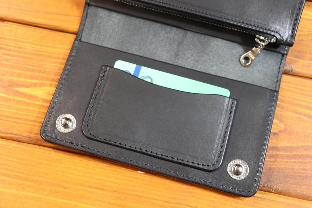 スタッズ ミドルウォレット 革黒 糸黒 栃木レザー使用