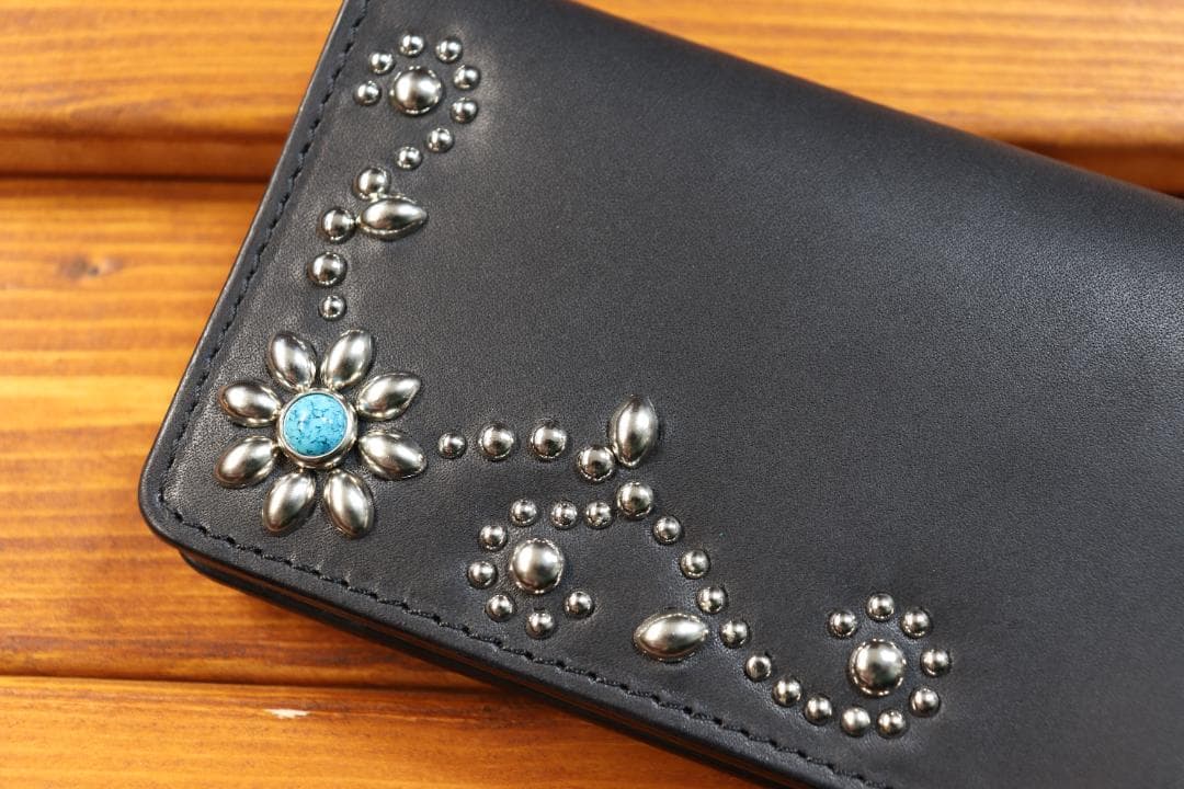 スタッズ ミドルウォレット 革黒 糸黒 栃木レザー使用