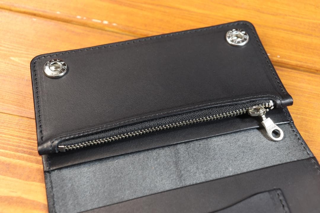 スタッズ ミドルウォレット 革黒 糸黒 栃木レザー使用