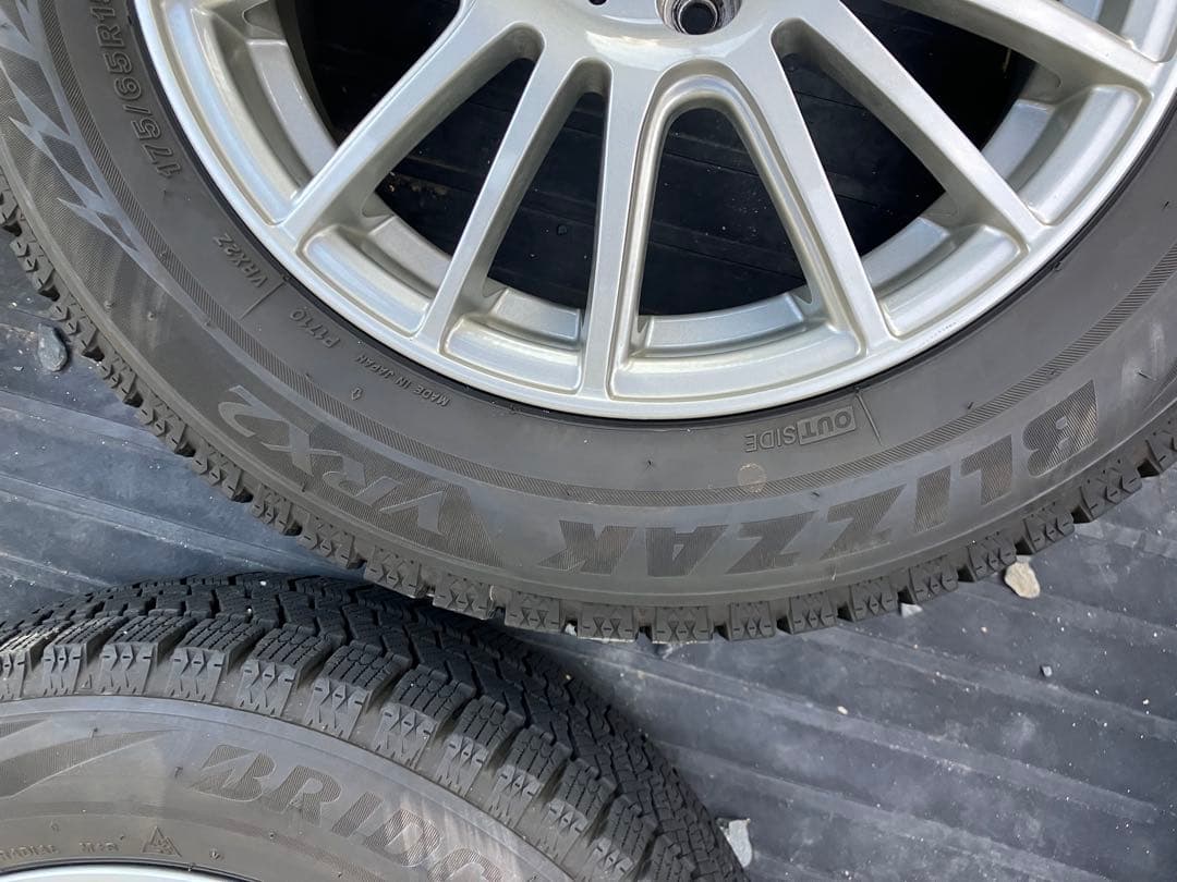(2065) 22年製スタッドレスタイヤ社外アルミホイール付き2本①