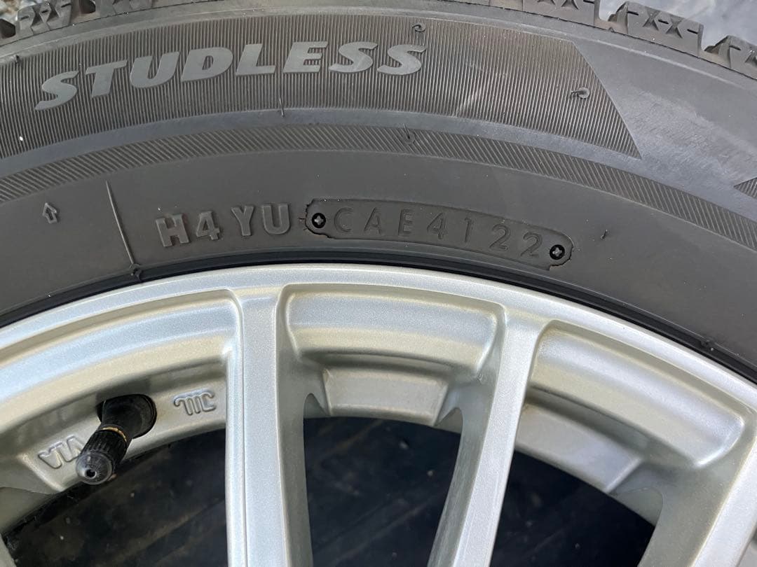 (2065) 22年製スタッドレスタイヤ社外アルミホイール付き2本①