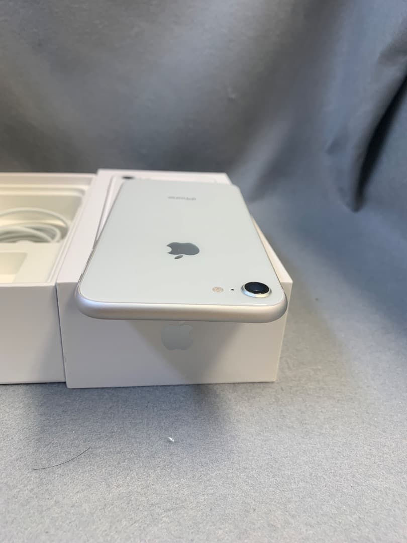 美品　国内版　SIMフリー　iPhone8　64GB ホワイト色
