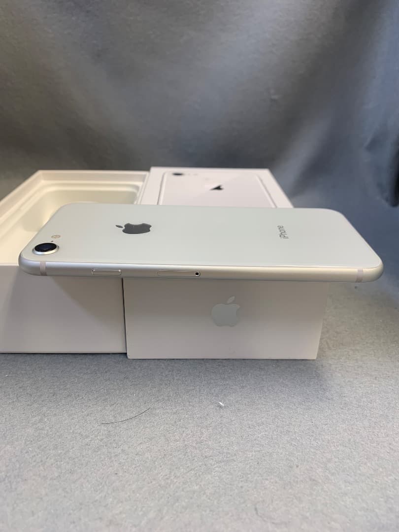 美品　国内版　SIMフリー　iPhone8　64GB ホワイト色