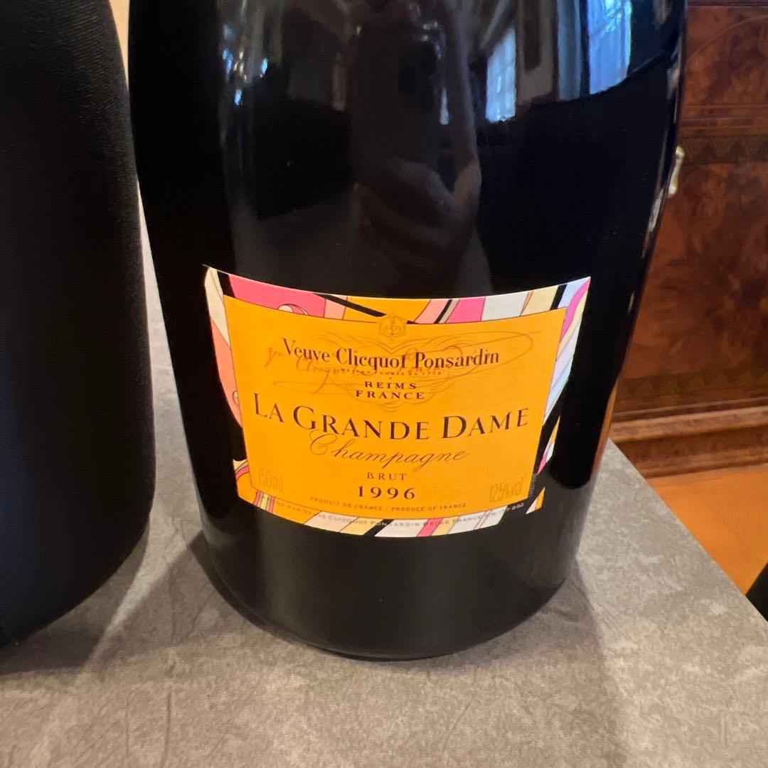 ヴーヴクリコ　エミリオプッチ　シャンパン　VeuveClicquot 1996