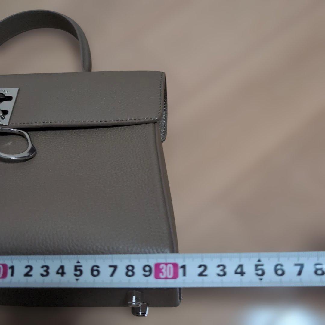 カフネ　グレージュのバッグ