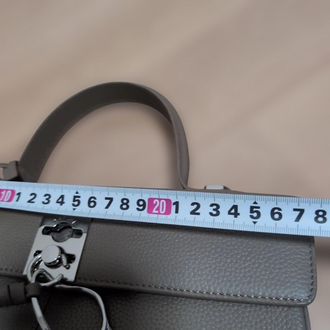 カフネ　グレージュのバッグ