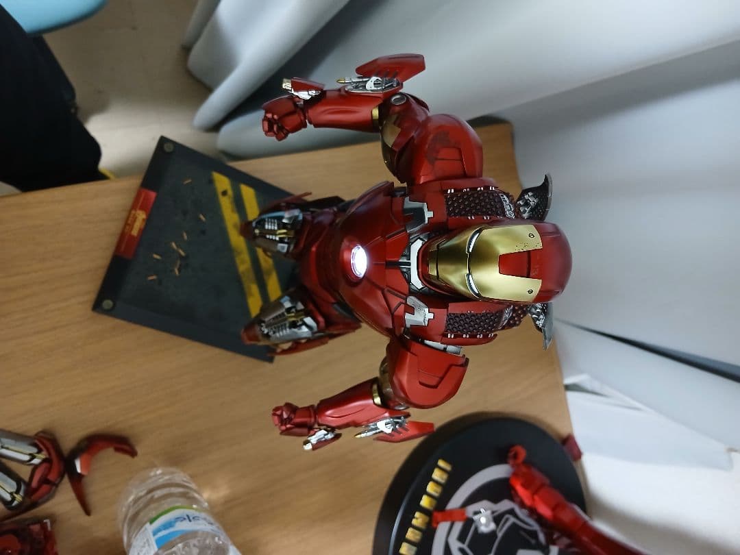 お*も様 ホットトイズアイアンマンマーク7 ダイキャスト