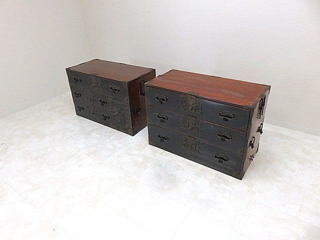 n*u様 黒漆時代箪笥　2段重ね　和箪笥/整理箪笥/着物箪笥　変わり金具/庄内箪