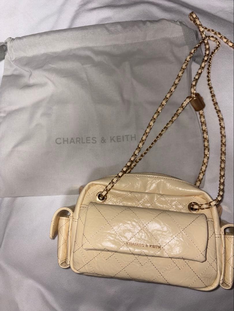 チャールズアンドキースDuo ドゥオ キルトクロスボディーバッグ バターイエロー