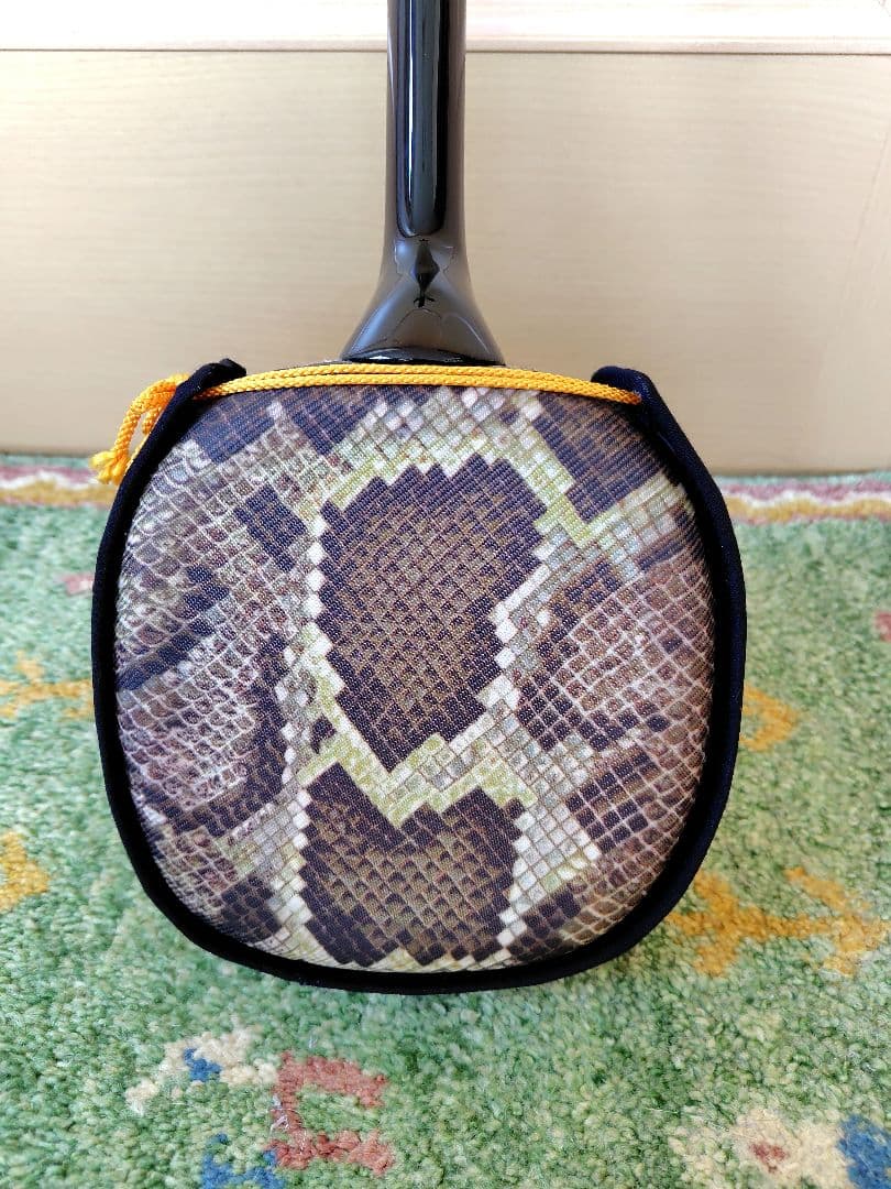 三線本体 人工皮革 蛇皮模様 ハードケース付き