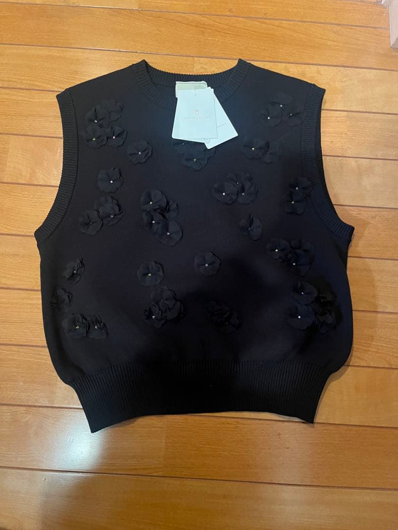 3D フラワーモチーフ ノースリーブ ニットベスト