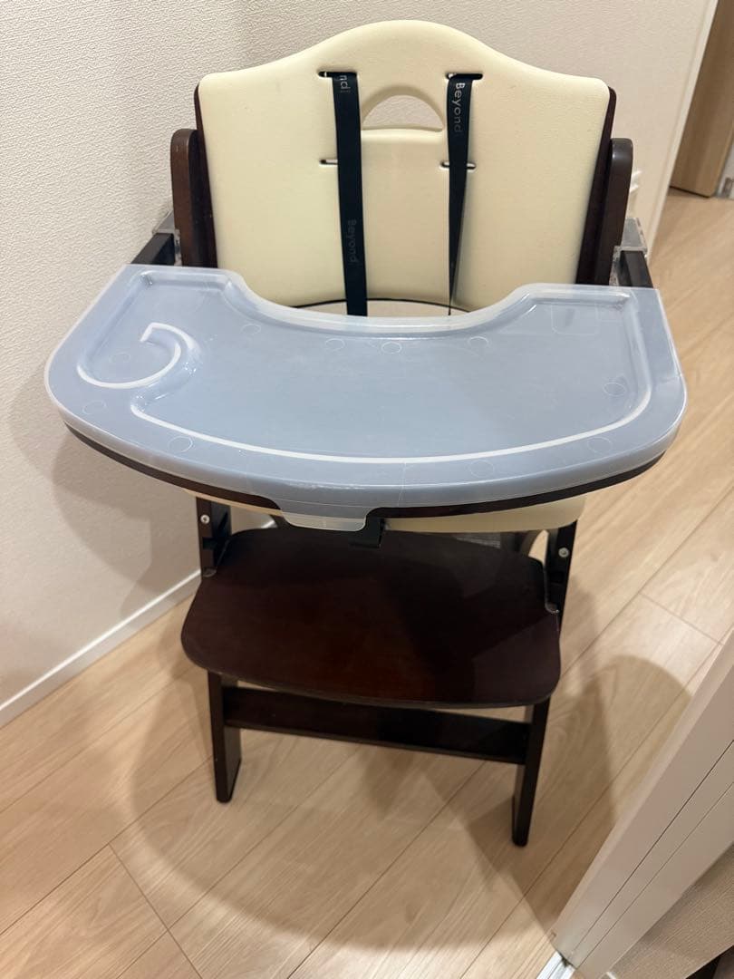 ビヨンドジュニアハイチェア マホガニー クリームホワイト 2022年製