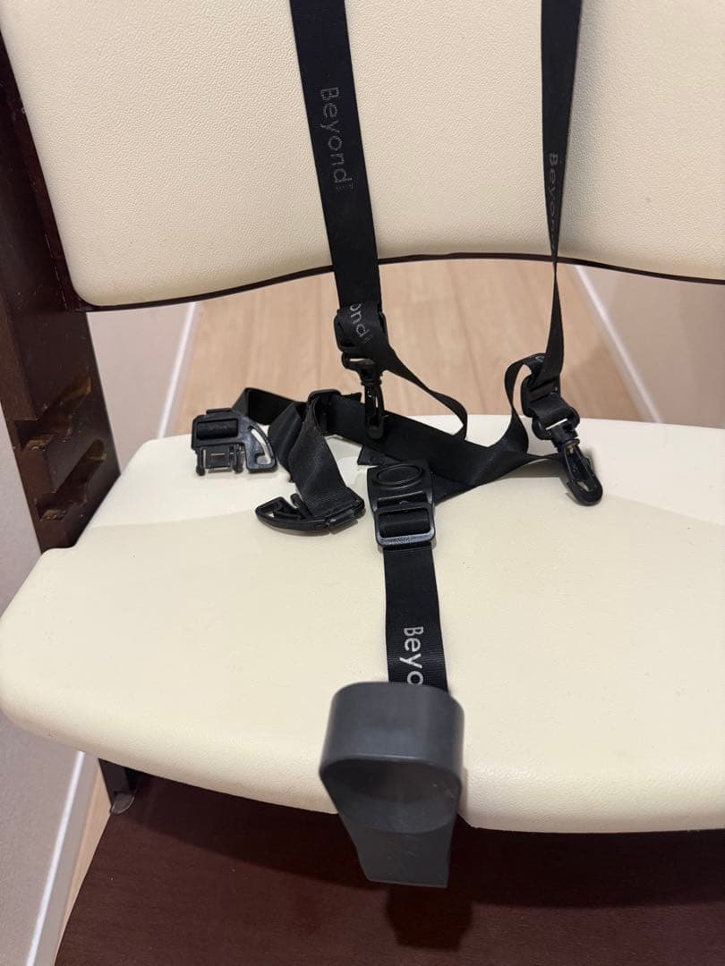 ビヨンドジュニアハイチェア マホガニー クリームホワイト 2022年製