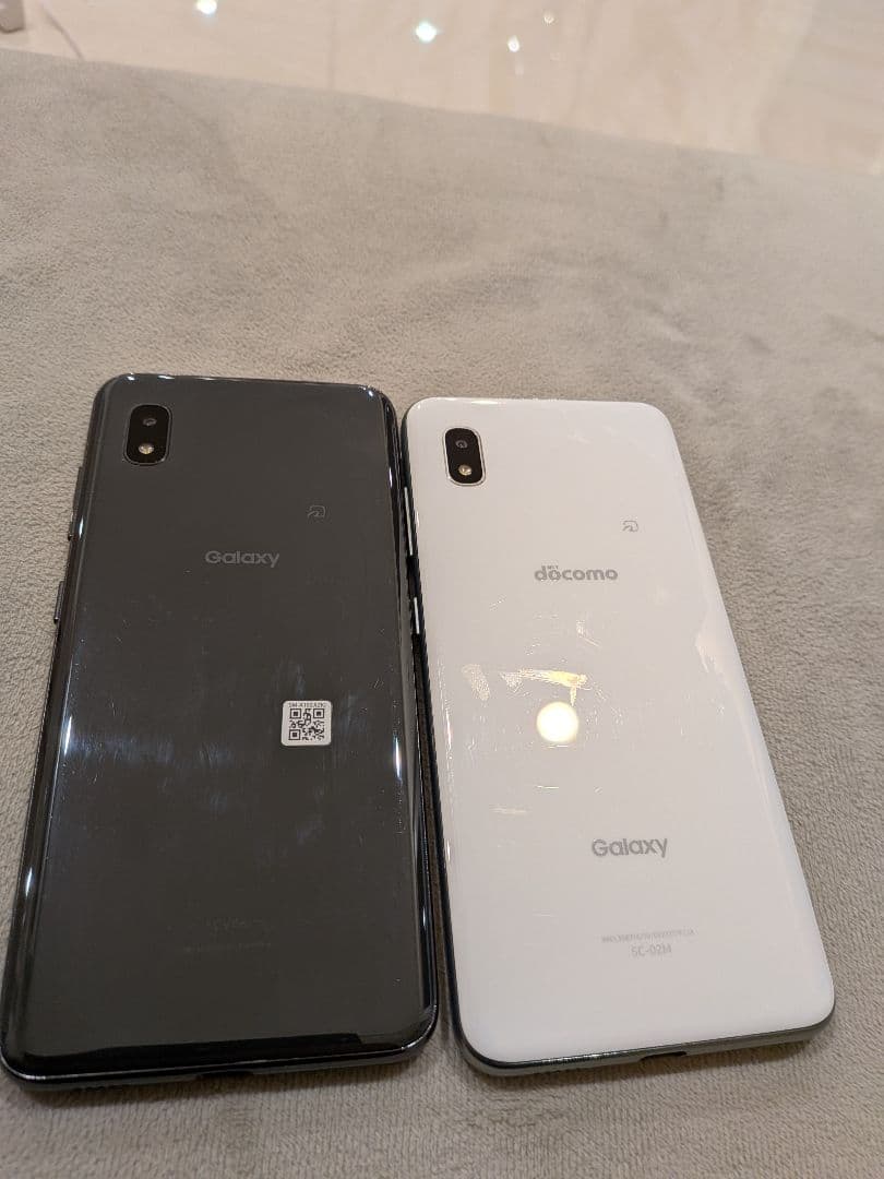 Samsung Galaxy A20 ブラック　ホワイト