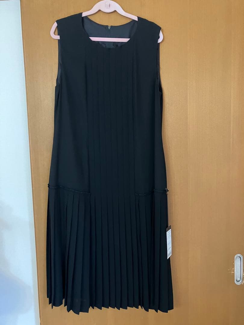 フォクシー　新品タグ付き　38黒ノースリーブプリーツワンピース