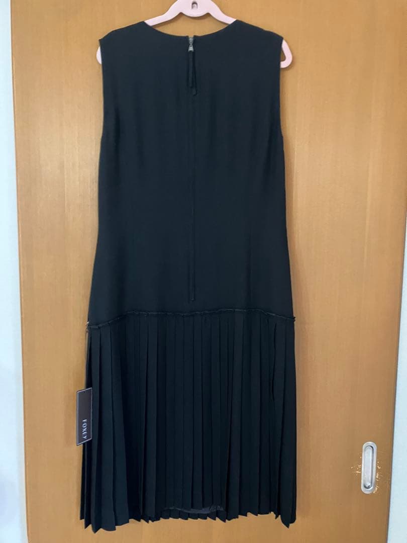 フォクシー　新品タグ付き　38黒ノースリーブプリーツワンピース