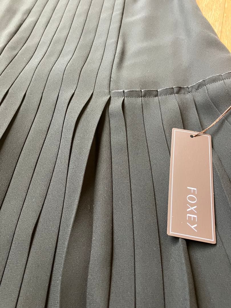 フォクシー　新品タグ付き　38黒ノースリーブプリーツワンピース