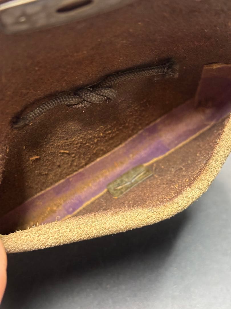 骨董品 煙草入れ 提げ物 勾玉 木製磨出 時代物 アンティーク 革製 英勲刻印