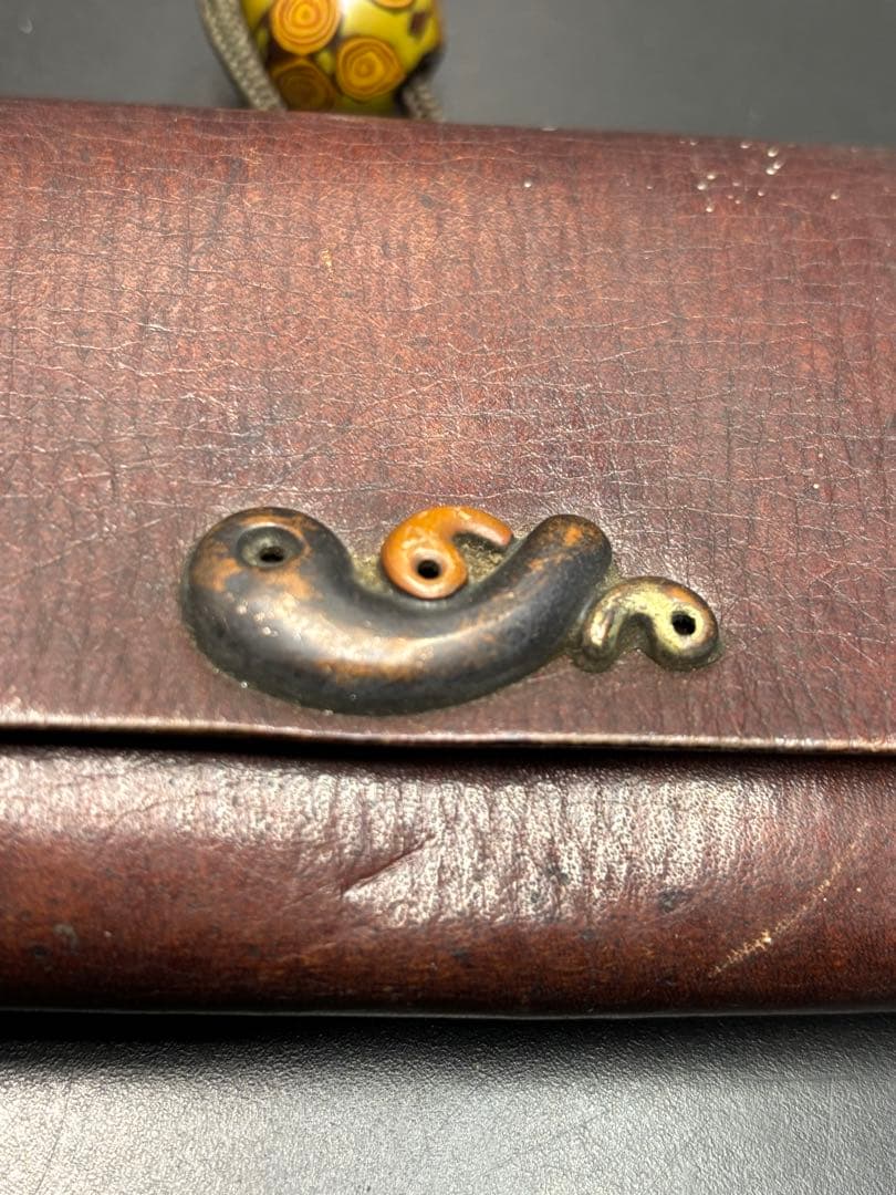 骨董品 煙草入れ 提げ物 勾玉 木製磨出 時代物 アンティーク 革製 英勲刻印