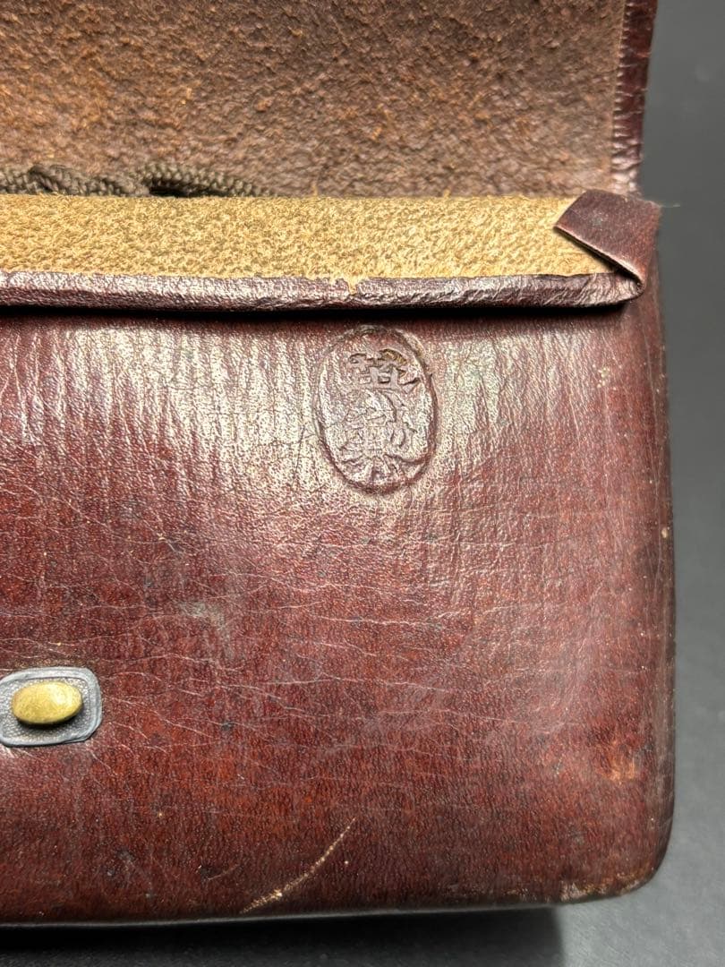 骨董品 煙草入れ 提げ物 勾玉 木製磨出 時代物 アンティーク 革製 英勲刻印