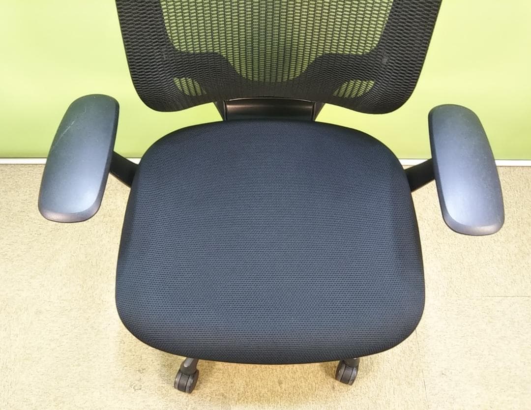 at　オカムラ　シルフィーチェア　ローバック　固定肘　前傾機能　メッシュ　中古品