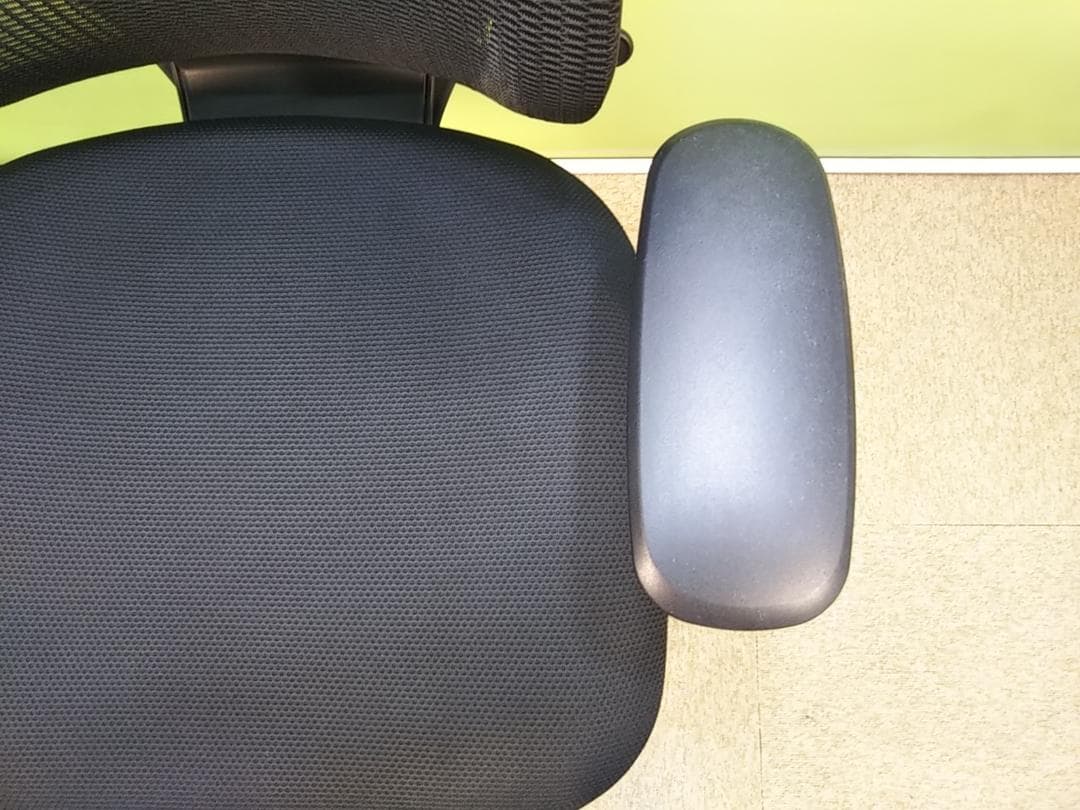 at　オカムラ　シルフィーチェア　ローバック　固定肘　前傾機能　メッシュ　中古品