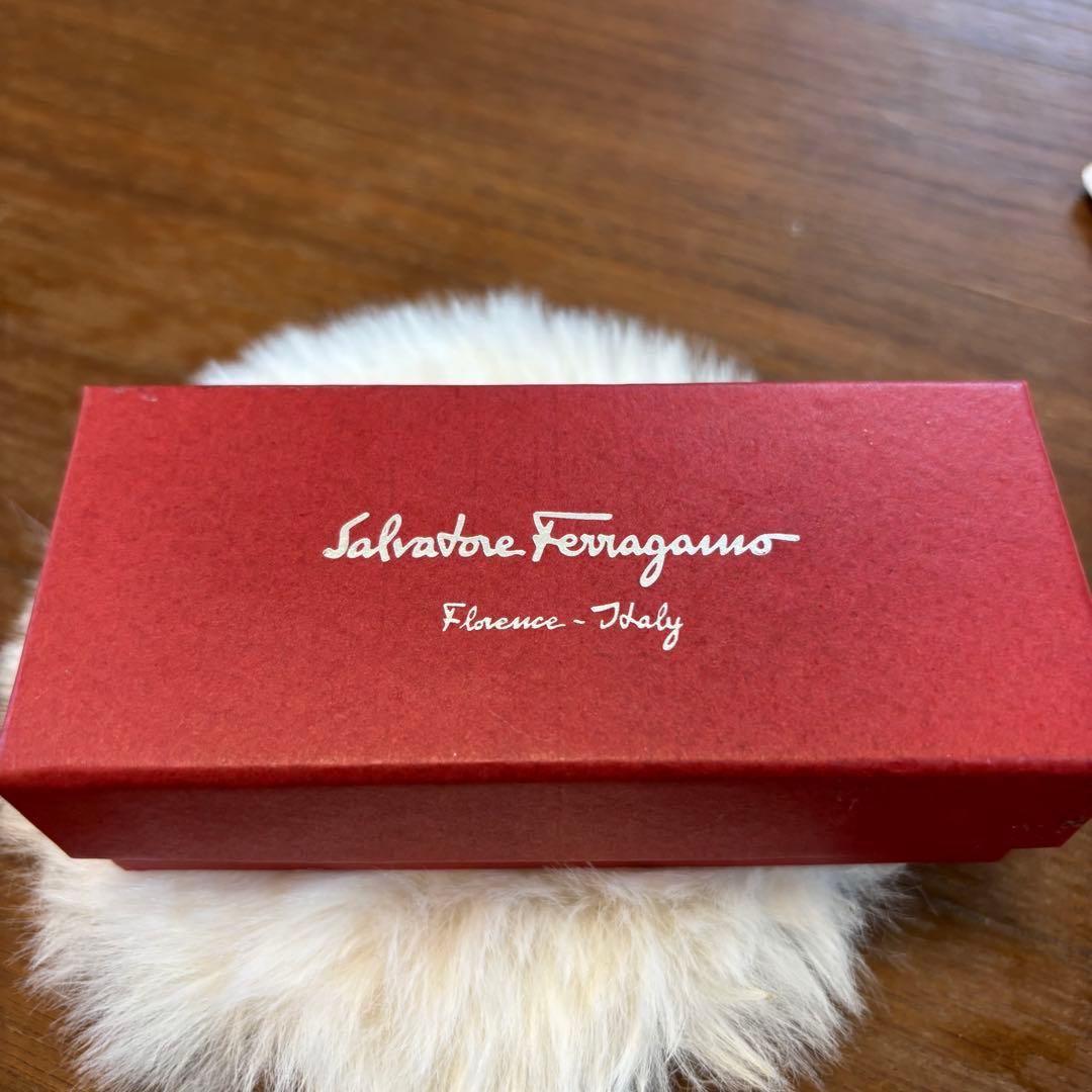 フェラガモ ヴァラリボン バレッタ ブラック　黒　 ゴールド金具 箱付き