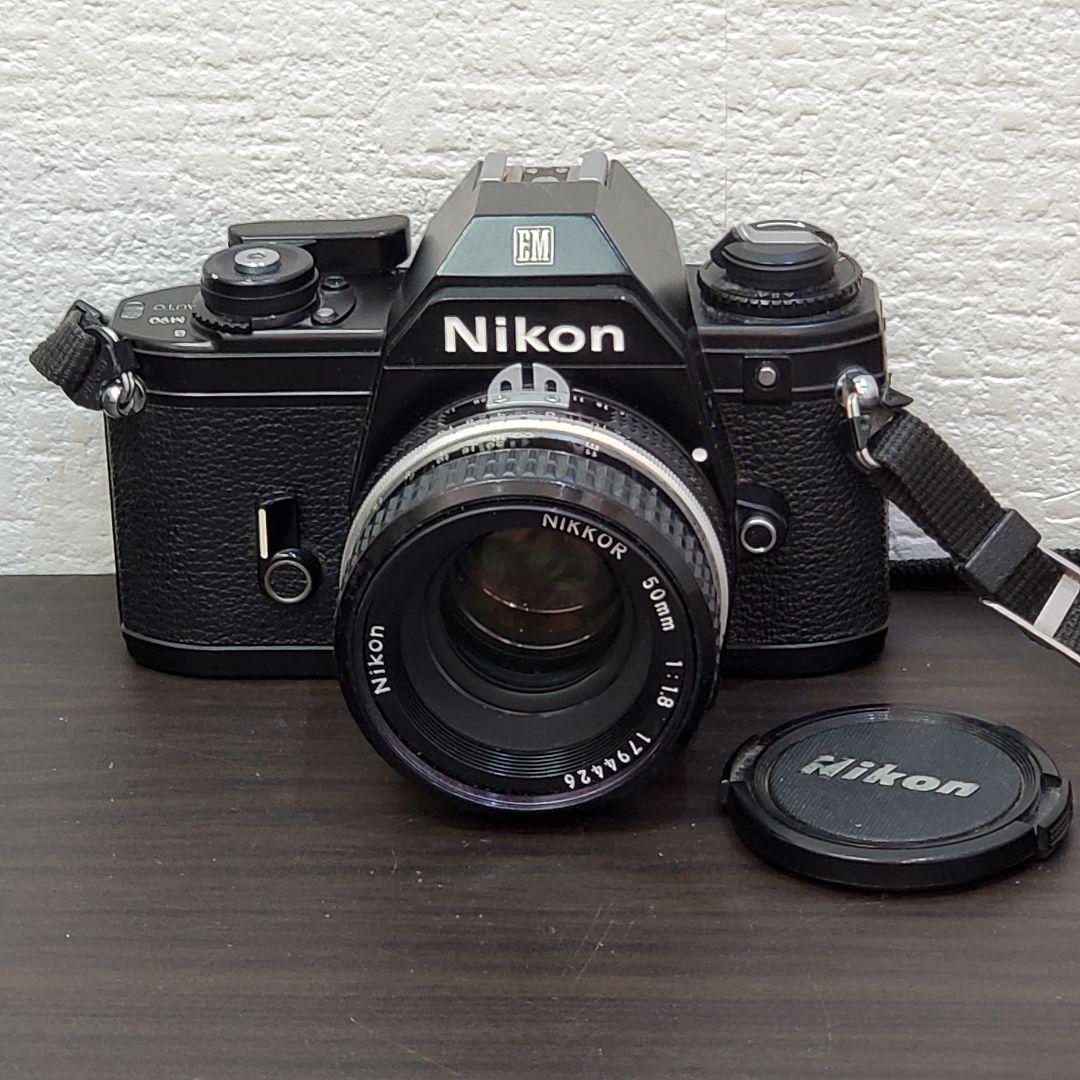 Nikon EM + NIKKOR 50mm F1.8 Ai ストラップ付