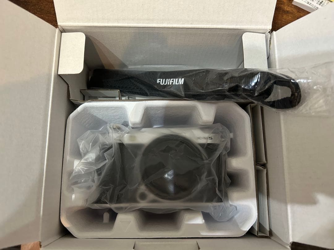 【保証書付き】Fujifilm X-M5 ミラーレス一眼 本体　レンズ付き