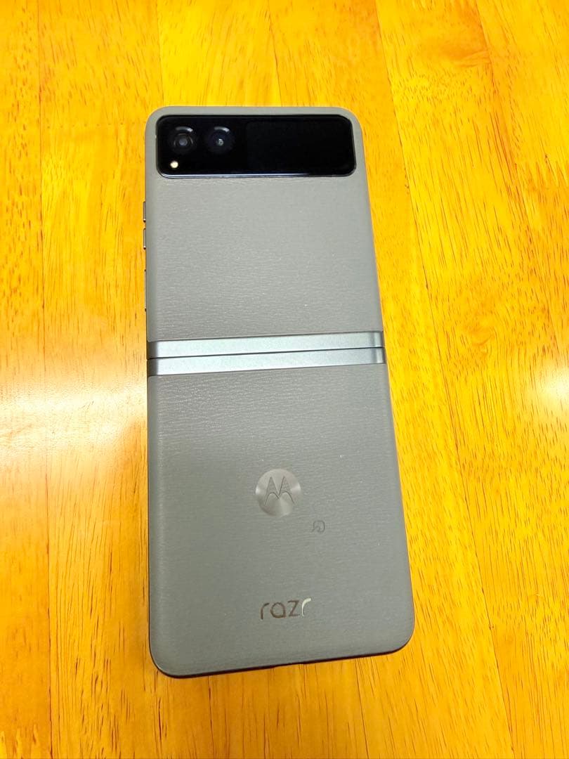 Motorola razr グレー折りたたみ式スマートフォン
