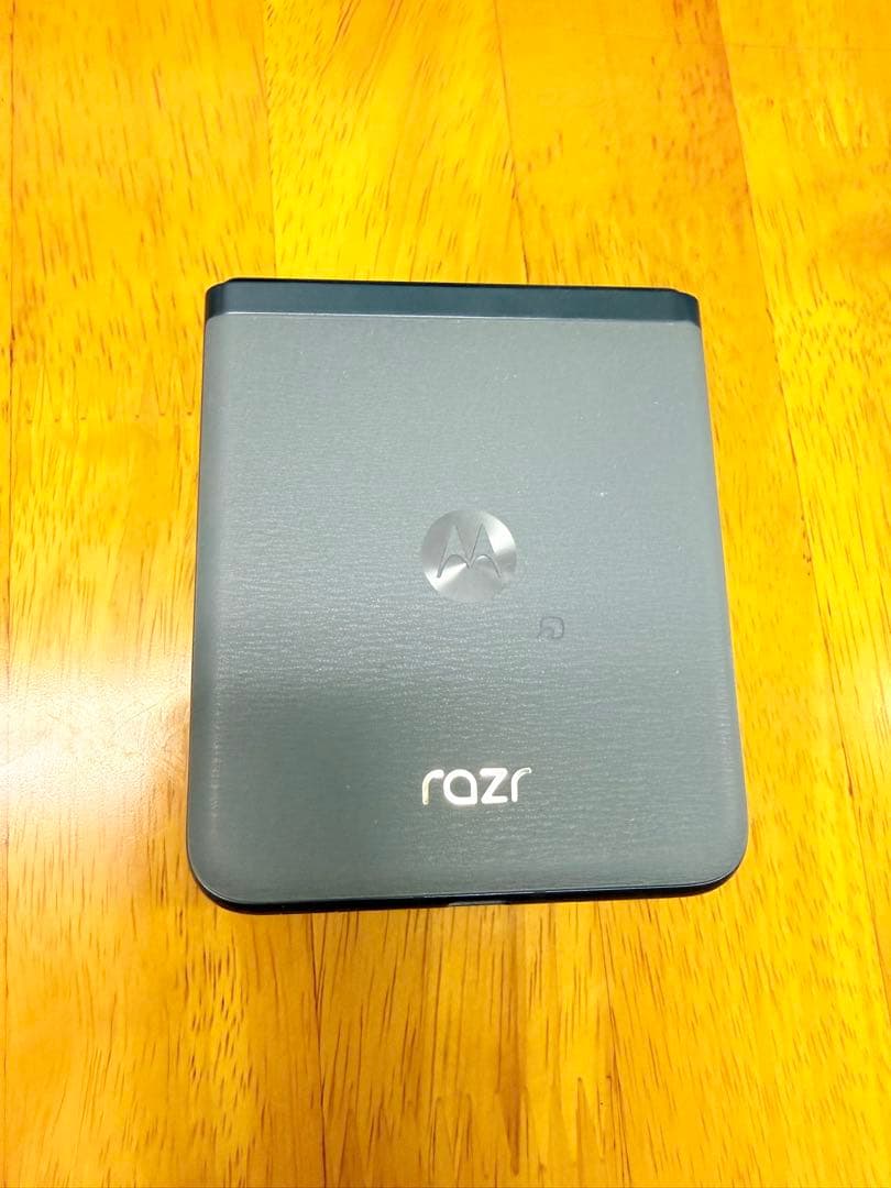 Motorola razr グレー折りたたみ式スマートフォン