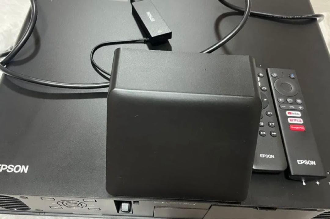 【美品】EPSON プロジェクター　EH-LS500B