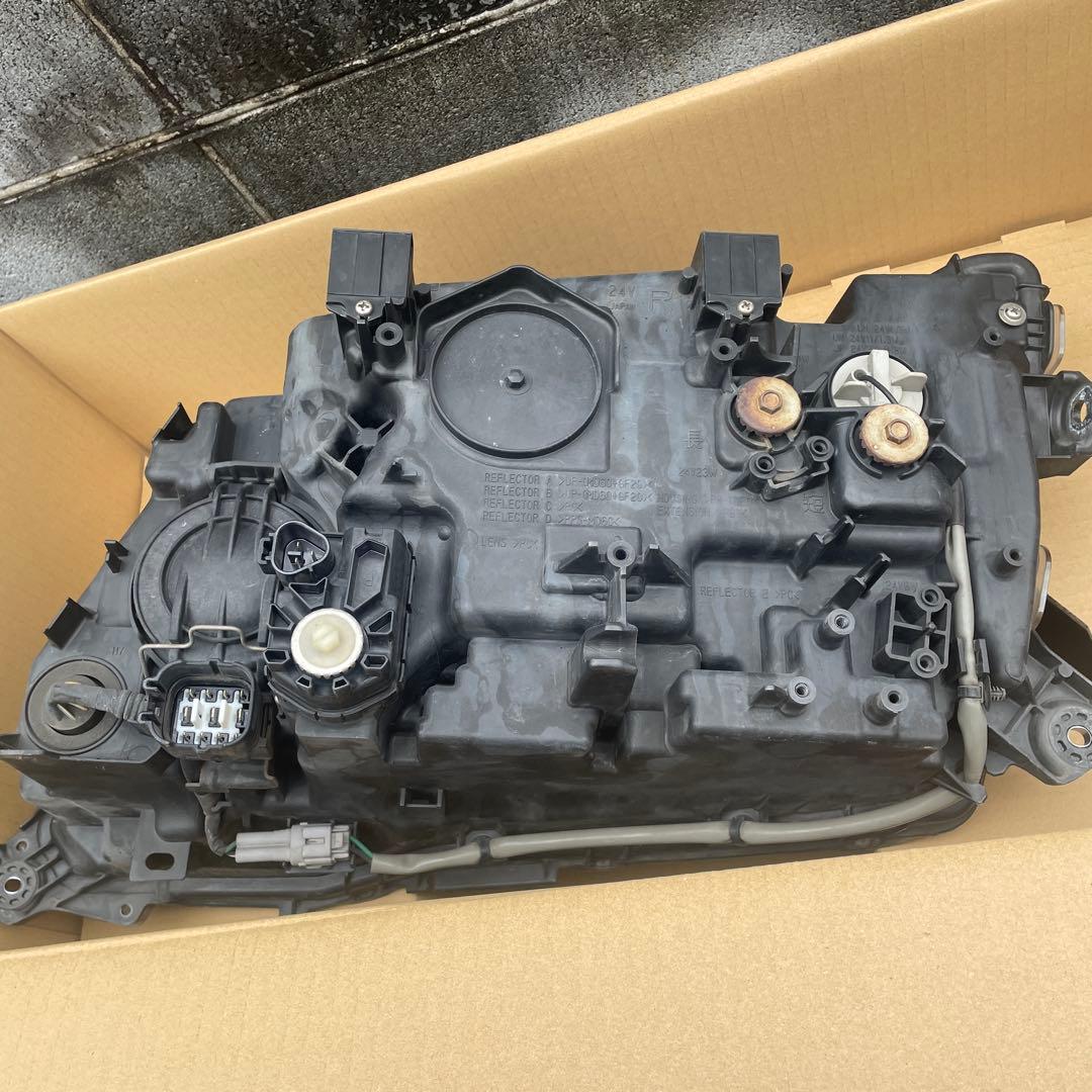 日野中型車 Fr右ヘッドライト