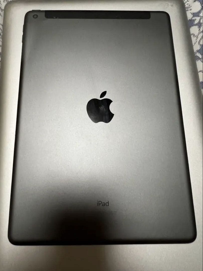 iPad 第8世代 128GB Wi-Fi+Cellularモデル ガラス割れ