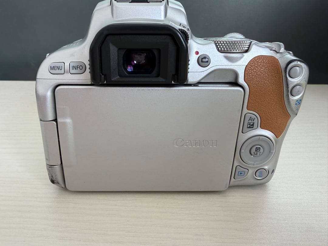 Canon EOS Kiss X9 デジタル一眼レフカメラ　シルバー