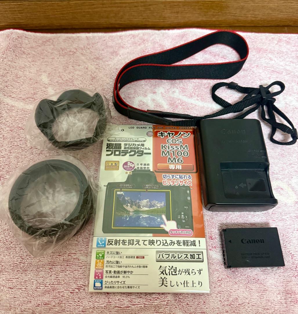 キャノン　EOS Kiss M ダブルズームキットブラック　22mmレンズ付き